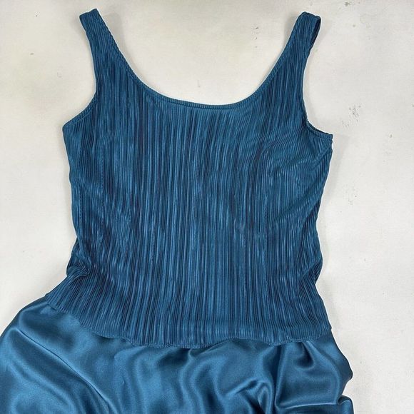 Cachet Teal Plisse Top Satin Formal Gown Dress Long Sleeveless Size 6 Zip Back - Picture 3 of 13